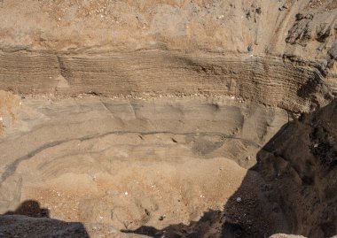 Kumsalda Noel Baba 'ya kazılmış bir çapayı inceliyorum..