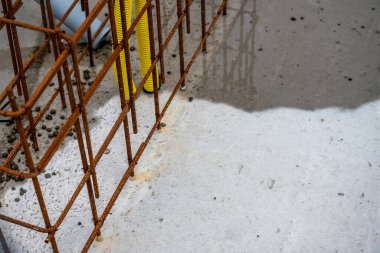 İnşaat alanında betonda inşaat demiri.