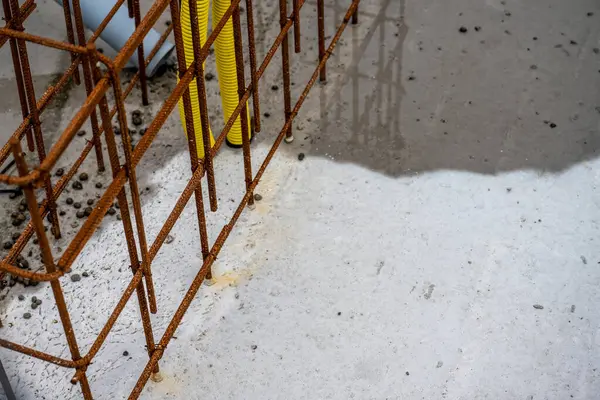 İnşaat alanında betonda inşaat demiri.