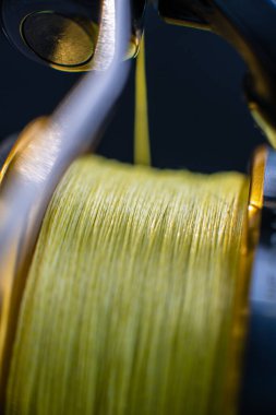 Sarı bir makarada sarı bir misina.