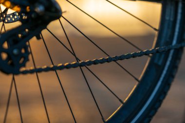 Sıcak günbatımı ışığı olan bisiklet zincirinin yakın çekimi