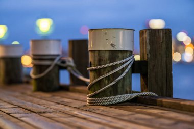 Halatlarla ahşap iskele direği.