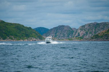 Beyaz Yat Açık Sulara Doğru Hızlanıyor
