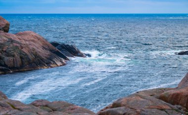 Okyanus dalgalarıyla kayalık kıyı şeridi