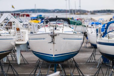 Yelkenli önü desteği merkezli görünüm