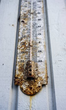 Yıpranmış ve paslı açık hava termometresine yakın çekim