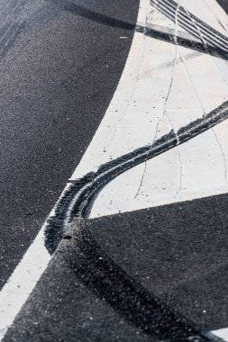 Sokakta siyah lastik izleri.