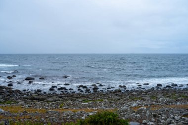 Dalgalı denizde taş plajı