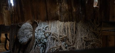 Terk edilmiş bir ahırda eski balıkçı ağları