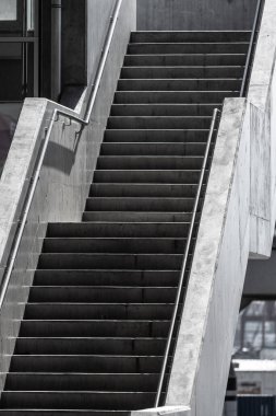 Gün ışığında uzun beton merdivenler