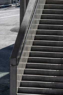 Gün ışığında uzun beton merdivenler