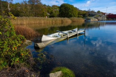 Sığ sularda batık alüminyum kano.