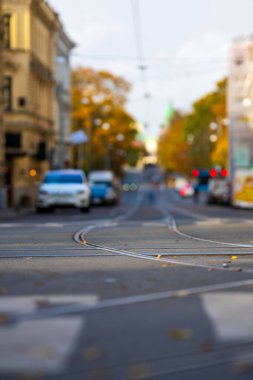 Şehirdeki bir yolda tramvay rayları