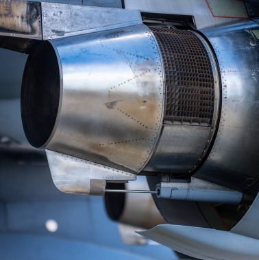 Jet motorunun egzoz borusu ve çevresindeki bileşenlerin yakın görüntüsü