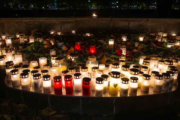 Azizler arifesinde mezarlıkta mumlar...