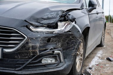 Çarpışan arabanın yan görüntüsü geniş çaplı hasar gösteriyor
