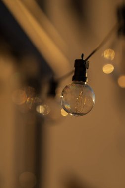 Akşam karanlığında bir dizi yuvarlak veranda ışığı