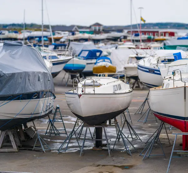 Kuru depolama alanında geniş bir tekne manzarası