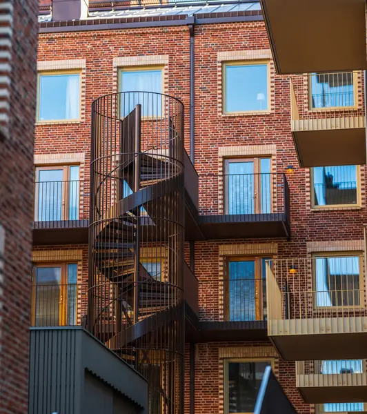 Sarmal merdivenleri olan tuğladan bir apartman dairesi.