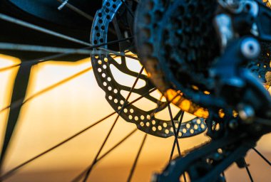 Gün batımında bisiklet disk freni detaylı makro