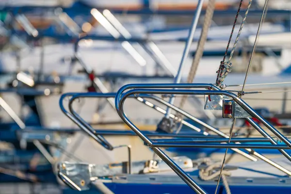 Cilalanmış metal tekne parmaklıklarının yakın çekimi