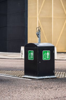 Yere gömülü umumi çöp kutusu