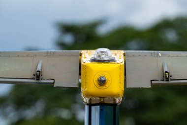 Sarı boyalı bölüme yakın plan uçak kuyruk lambası montajı