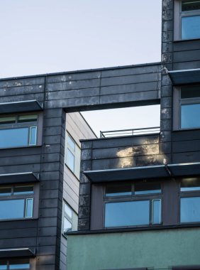 geometrik pencere tasarımlı modern apartman