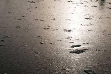 Güneş donmuş suya yansıyor