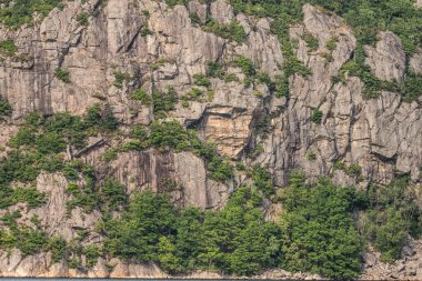 Kaya çığından sonra taze yaralarla dik bir dağ.
