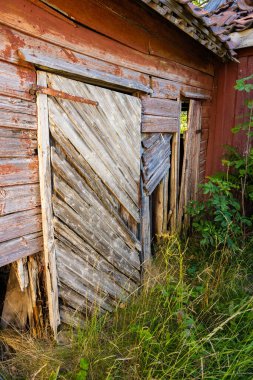 Eski terk edilmiş ahşap ev çökmek üzere.