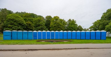 Uzun sıra mavi taşınabilir tuvaletler.