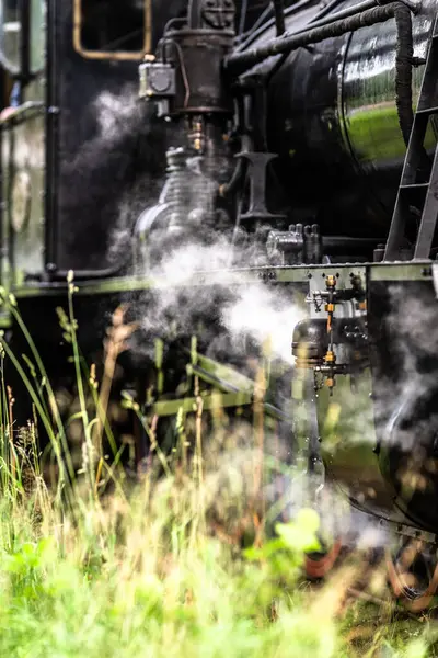 Siyah buhar treninin detayları.