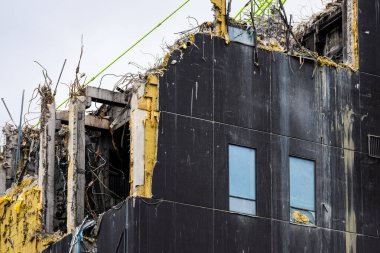 Yüksek kule inşaatı yıkılıyor.