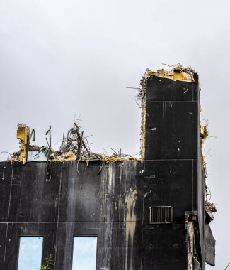 Yüksek kule inşaatı yıkılıyor.