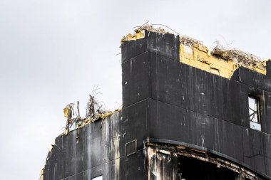 Yüksek kule inşaatı yıkılıyor.