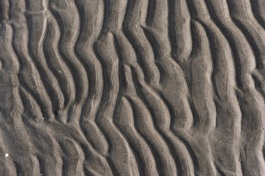 Kumsalda dalgalı kum deseni.