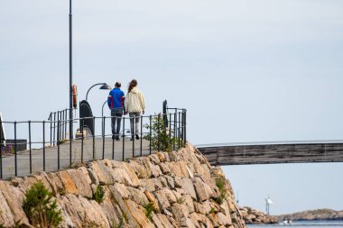 Köprüye giden bir çift.