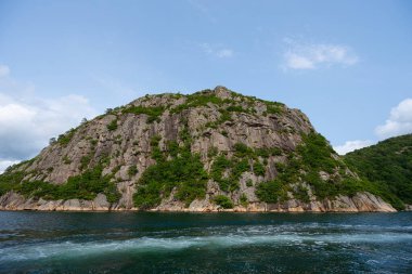 Bir dağın tepesinden derin bir fiyorda sarp kayalıklar