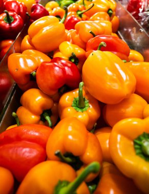 Büyük portakal biberi yığını.