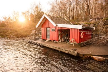Eski kırmızı ahşap balıkçı kulübesi