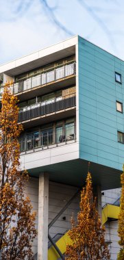 Modern balkonları ve temiz hatları olan yüksek katlı bir daire.