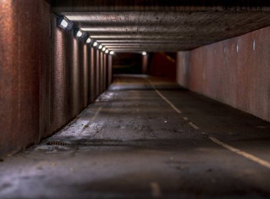 Bokeh efektli bir sıra aydınlatılmış sokak lambası.