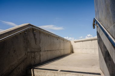 Beton merdiven köprüye çıkıyor.