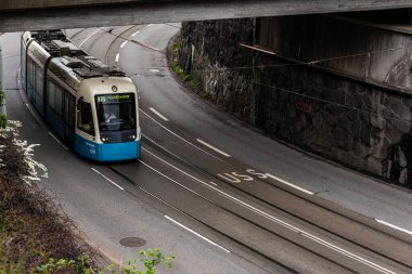 Gothenburg, İsveç - 16 Mayıs 2021: Chalmers ve Wavrinsky arasındaki tepeden yukarı giden tramvay hattı.
