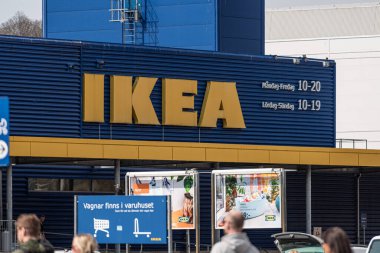 Molndal, İsveç - 02 Mayıs 2021: Bir deponun IKEA logosu.