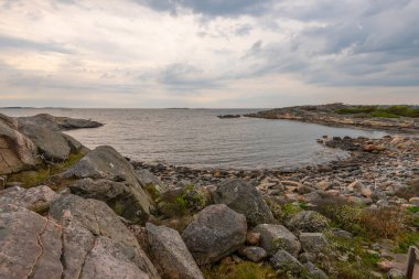 Göteborg, İsveç - 13 Mayıs 2021: Saro 'da küçük bir körfezde yürüyüş yolu.