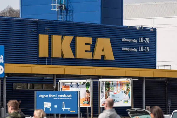 Molndal, İsveç - 02 Mayıs 2021: Bir deponun IKEA logosu.
