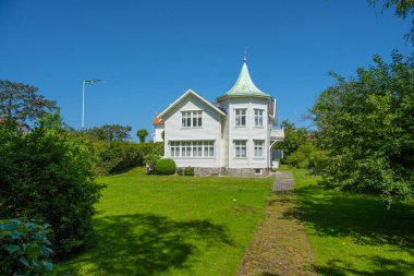 Yeşil çimenli büyük beyaz ahşap ev