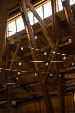 Kırsal ahır tavanında iplik lambaları asılı